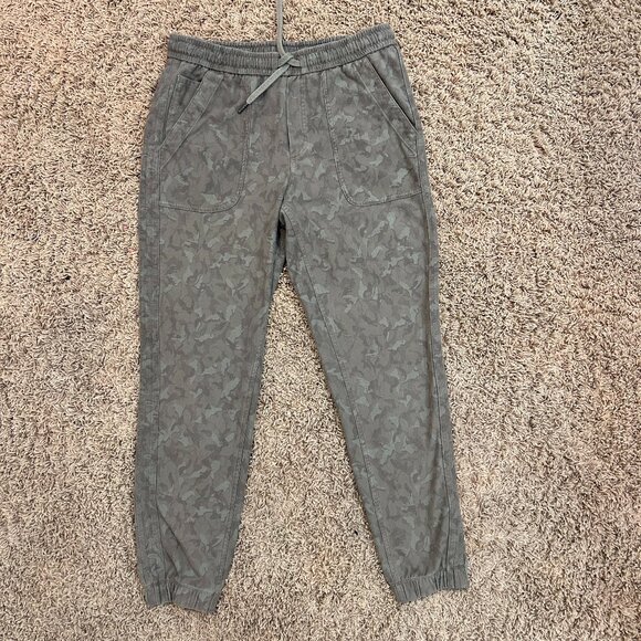 Athleta Farallon Jogger in Women's Size 6 in Army Green Camo Pattern - Picture 1 of 7